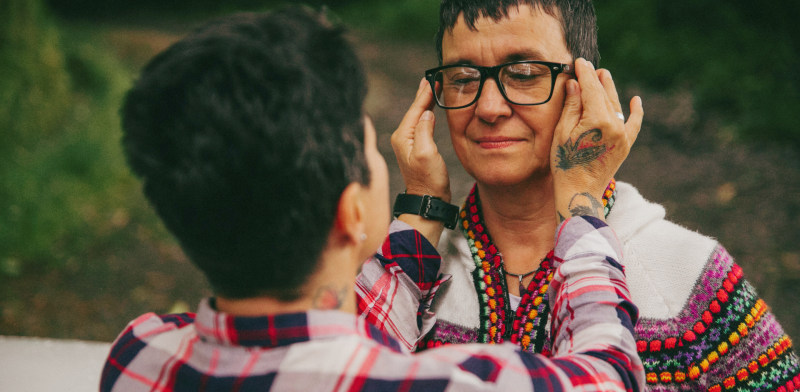 Pareja de mujeres mayores lesbianas se acomodan las gafas