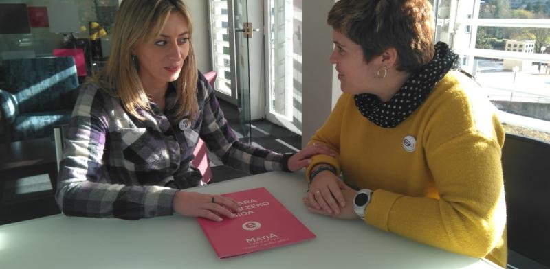 La comunicación en el lenguaje materno clave en el acompañamiento a personas mayores en situación de fragilidad Dos jóvenes sentadas charlan entre sí
