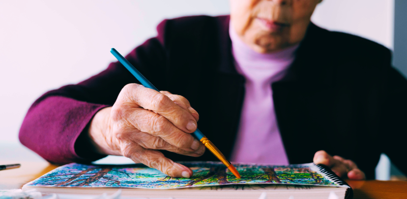 Mujer mayor pintando un cuadro Mujer mayor pintando un cuadro