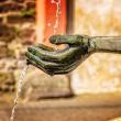 Fuente de la que cae un chorro de agua