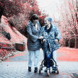 Imagen de dos mujeres, posiblemente madre e hija, que pasean y se sonríen