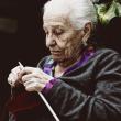 Mujer mayor tejiendo