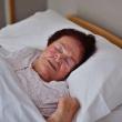 Mujer mayor durmiendo en su cama